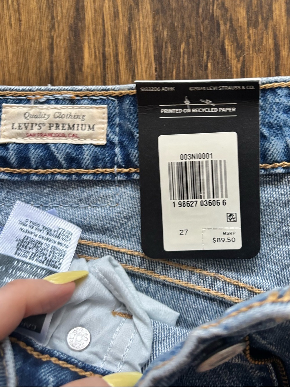 NWT LEVI'S Wedgie Capri Women's Jeans in Next Saturday - Medium Wash - Picture 4 of 6